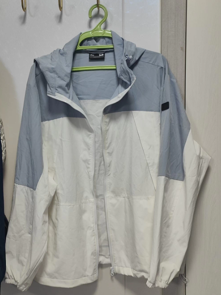 Chaqueta deportiva hombre azul y blanco