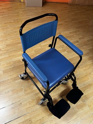 Silla de ruedas con ex portátil azul y negra