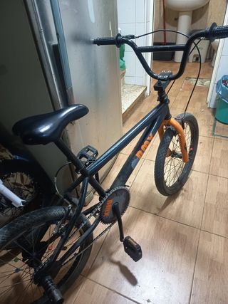 Bicicleta BMX Negra y Naranja