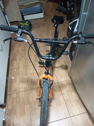 Bicicleta BMX Negra y Naranja