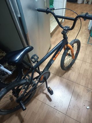 Bicicleta BMX Negra y Naranja