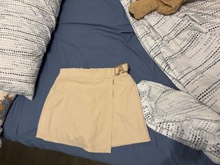 Falda pantalón  corta beige con detalle A