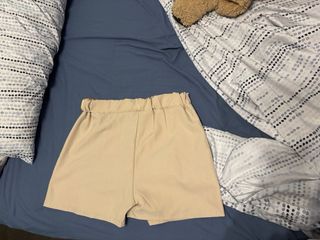 Falda pantalón  corta beige con detalle A