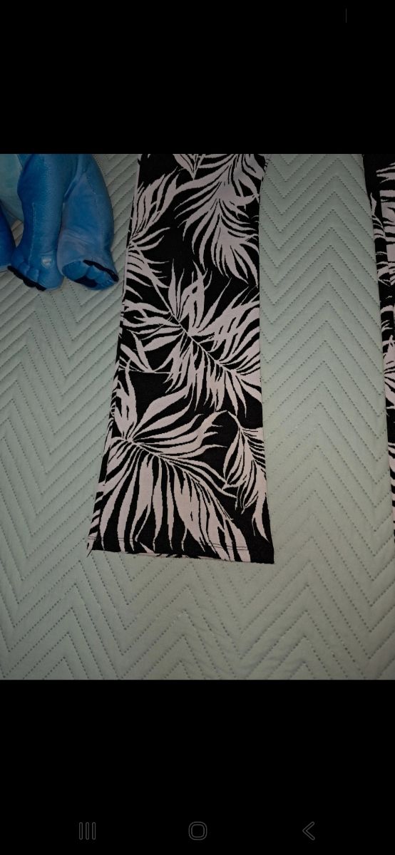 Pantalones campana hojas blanco y negro