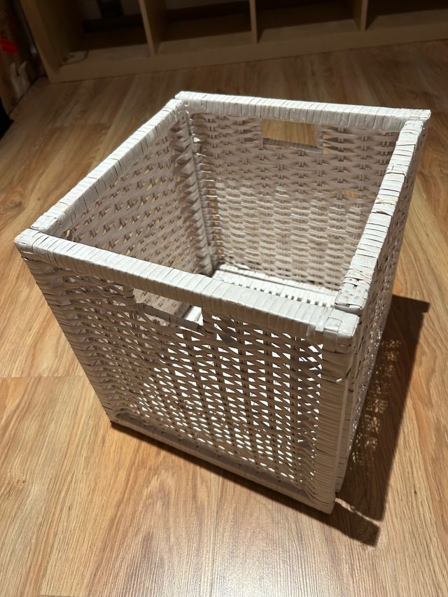 Caja de mimbre blanca