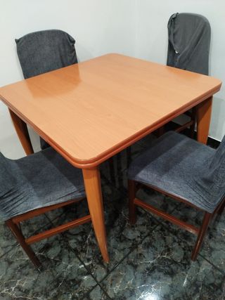 Mueble de comedor con vitrina