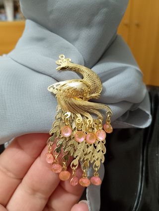 Spilla ciondolo pavone oro e rosa