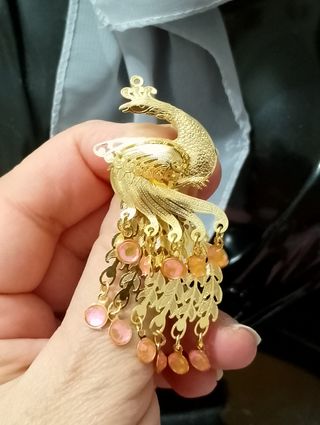 Spilla ciondolo pavone oro e rosa