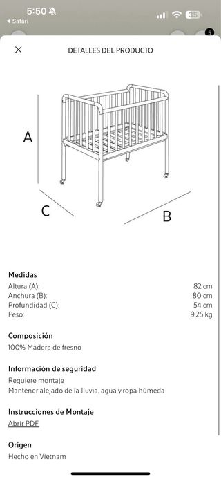 Minicuna de madera con ruedas.