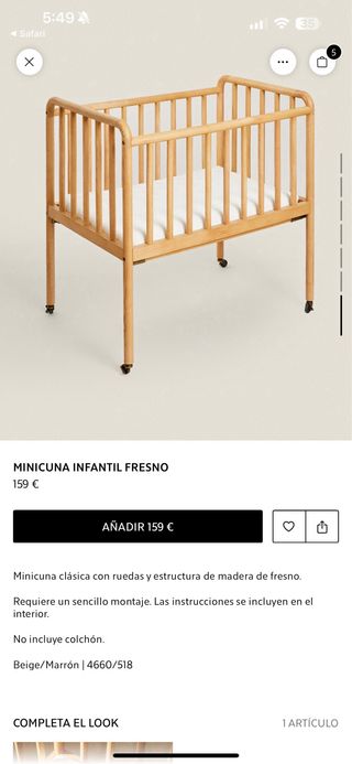 Minicuna de madera con ruedas.
