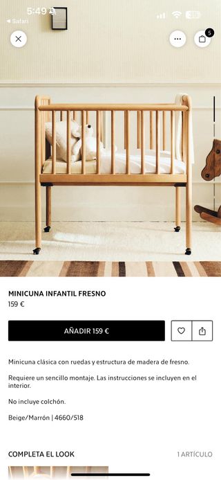 Minicuna de madera con ruedas.