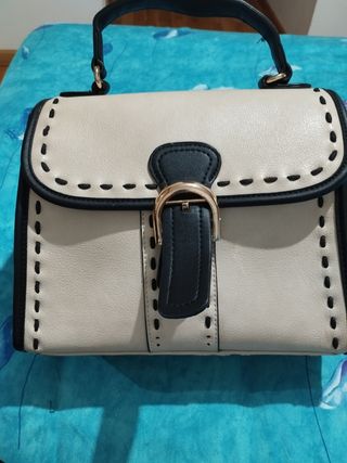 Bolso de mano beige y negro