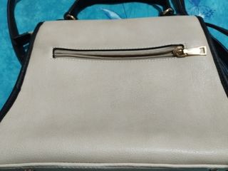 Bolso de mano beige y negro