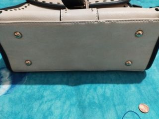 Bolso de mano beige y negro