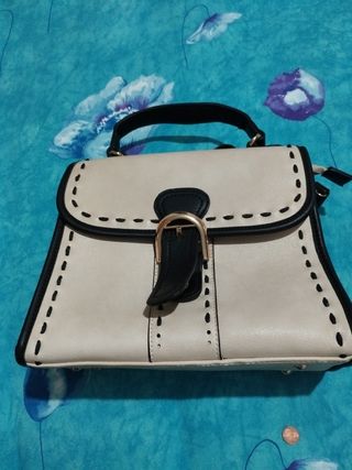 Bolso de mano beige y negro