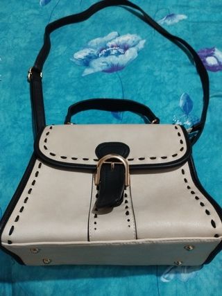 Bolso de mano beige y negro