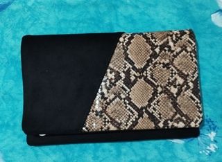 Bolso de mano beige y negro