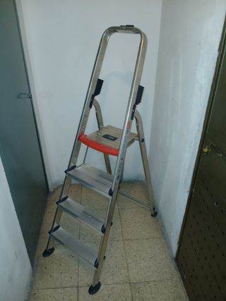 Escalera tijera cuatro peldaños Altrex
