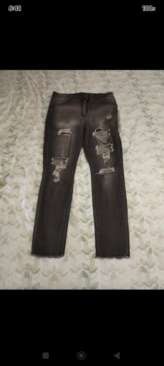 Vaqueros elásticos negros rotos