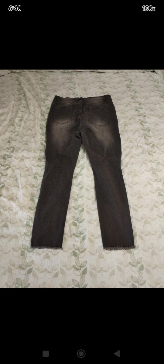 Vaqueros elásticos negros rotos