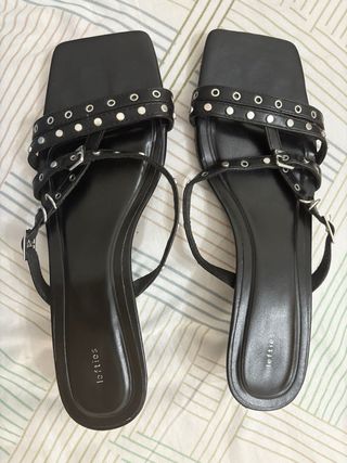 Sandalias negras de tacón con tachas