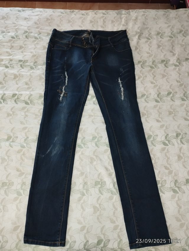 Vaqueros elásticos azul oscuro desgastados