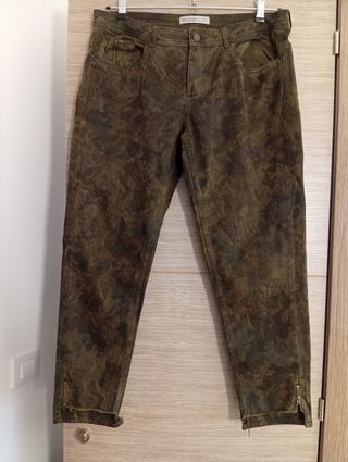 Pantalón vaquero Zara estampado