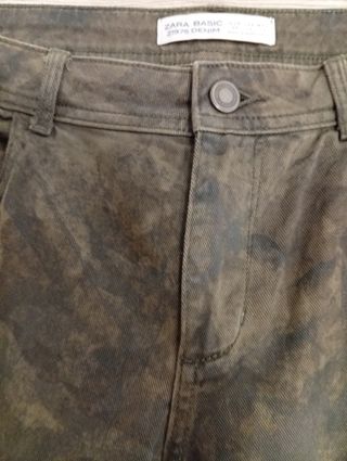 Pantalón vaquero Zara estampado