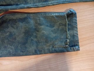 Pantalón vaquero Zara estampado