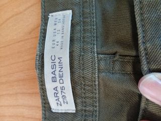 Pantalón vaquero Zara estampado