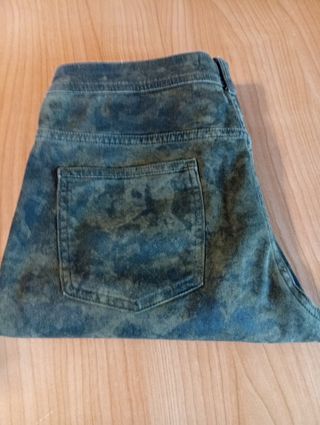 Pantalón vaquero Zara estampado