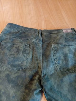 Pantalón vaquero Zara estampado