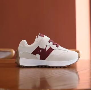 Zapatillas deportivas rojas y blancas