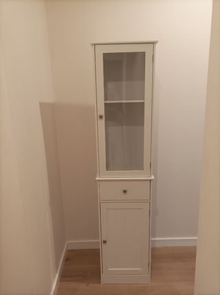 Mueble blanco con vitrina y cajón