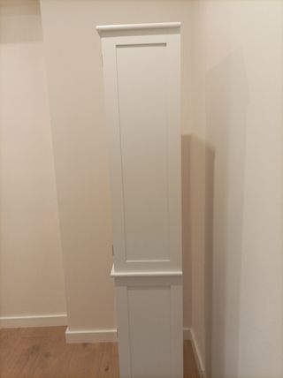 Mueble blanco con vitrina y cajón