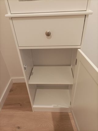 Mueble blanco con vitrina y cajón