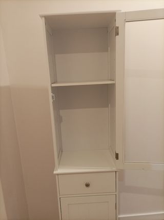 Mueble blanco con vitrina y cajón