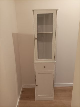 Mueble blanco con vitrina y cajón