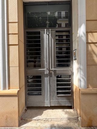 puerta de hierro forjado
