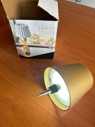 Lámpara para botellas dorada