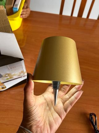 Lámpara para botellas dorada