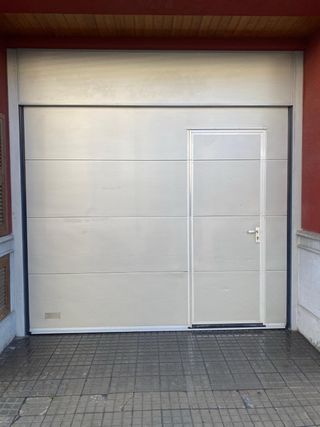 Puerta de garaje seccional gris 