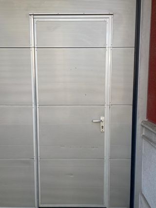 Puerta de garaje seccional gris 