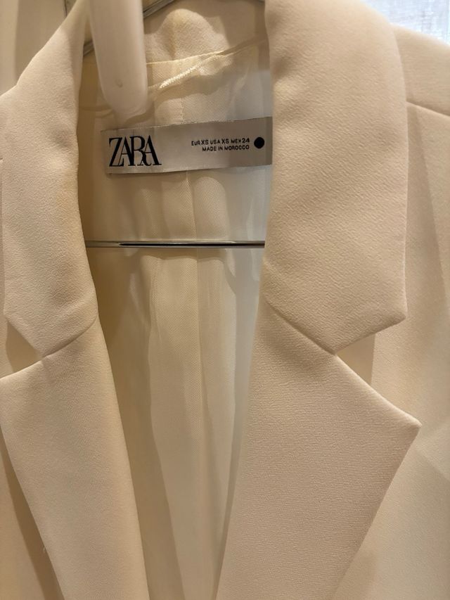 chaleco blanco con detalle de aberturas laterales