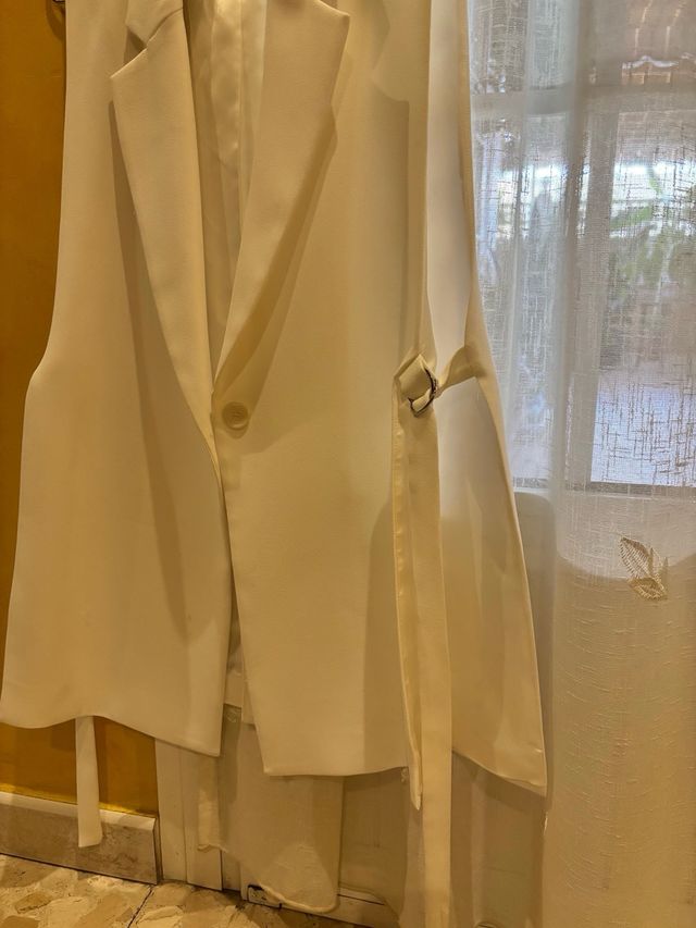 chaleco blanco con detalle de aberturas laterales