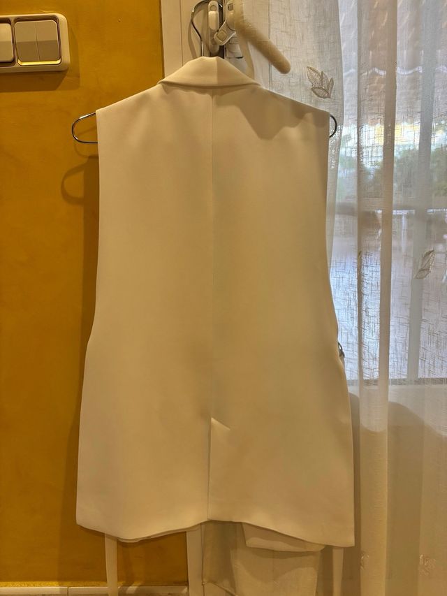 chaleco blanco con detalle de aberturas laterales