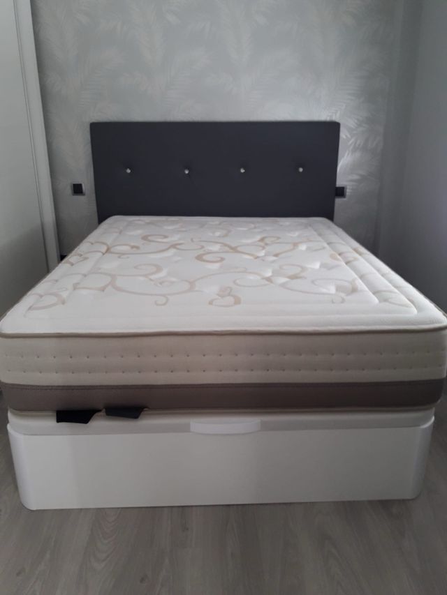 Canapé da matrimonio bianco