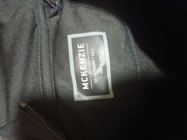 Sudadera McKenzie negra con cremallera,
