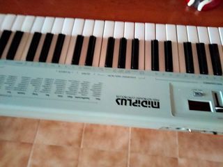 Teclado MIDI plus sobre computación, música