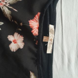 Camiseta INSIDE floral negra talla L.